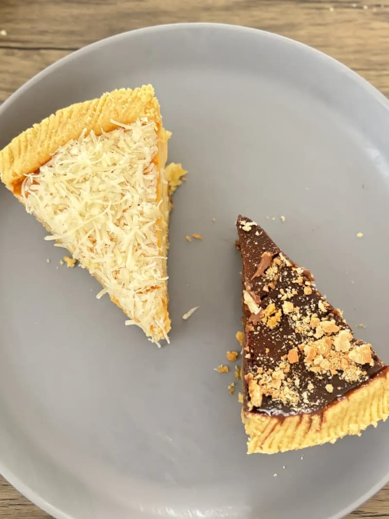 Dua potong Kue Lontar, keju dan cokelat lumer, di atas satu piring