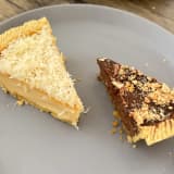 Potongan Kue Lontar Papua dua rasa, keju dan cokelat lumer, berdampingan di atas piring