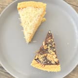 Dua potong Kue Lontar Papua beda rasa, keju dan cokelat lumer, di atas satu piring dilihat dari atas
